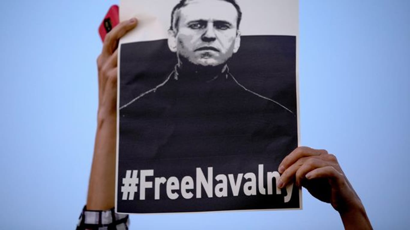 Bei einer Demonstration gegen die Inhaftierung des russischen Oppositionsführers wird ein Schild mit der Aufschrift "Free Nawalny" hochgehalten.