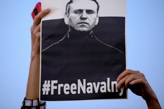 Bei einer Demonstration gegen die Inhaftierung des russischen Oppositionsführers wird ein Schild mit der Aufschrift "Free Nawalny" hochgehalten.