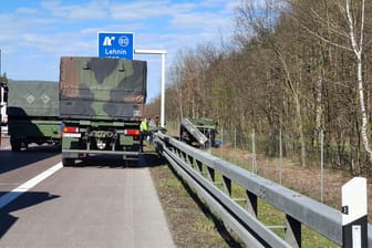 Unfall auf der A2: Ein Lastwagen der Bundeswehr steht auf dem Standstreifen der A2, während rechts neben der Fahrbahn ein beschädigtes Fahrzeug liegt.