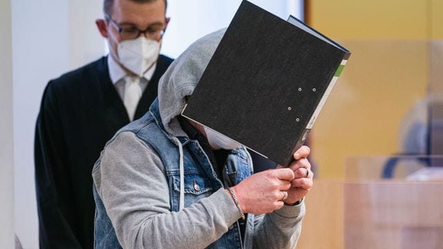 Die Anklage geht davon aus, dass der heute 49-Jährige das Kind seiner Lebensgefährtin über etwa zwei Jahre schwer sexuell missbraucht hat. Die Anklage geht davon aus, dass der heute 49-Jährige das Kind seiner Lebensgefährtin über etwa zwei Jahre schwer sexuell missbraucht hat.