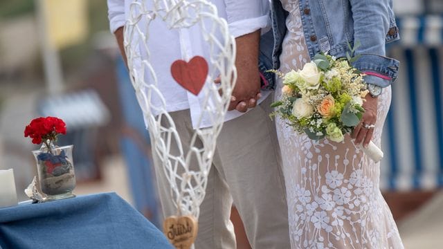 Vielen Heiratswilligen blieb im vergangenen Jahr nur eine Hochzeit draußen - wie hier am Strand von Juist. Vielen Heiratswilligen blieb im vergangenen Jahr nur eine Hochzeit draußen - wie hier am Strand von Juist.