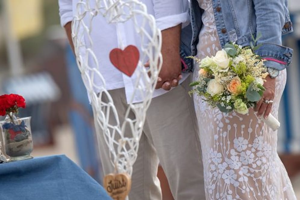 Vielen Heiratswilligen blieb im vergangenen Jahr nur eine Hochzeit draußen - wie hier am Strand von Juist.