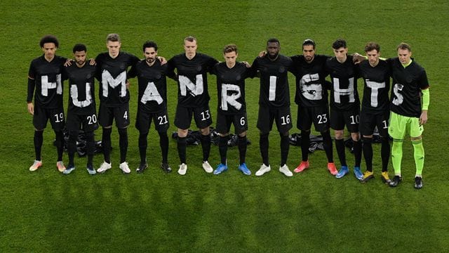 Die deutschen Nationalspieler versteigern ihre getragenen T-Shirts für einen guten Zweck. Die deutschen Nationalspieler versteigern ihre getragenen T-Shirts für einen guten Zweck.