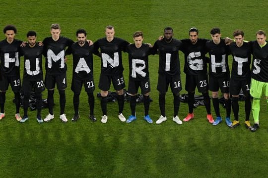 Die deutschen Nationalspieler versteigern ihre getragenen T-Shirts für einen guten Zweck.