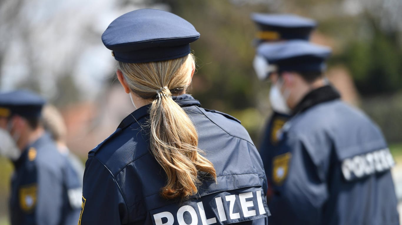 Polizisten im Einsatz: Eine Polizistin in Niedersachsen muss nun mit den Konsequenzen eines gravierenden Dienstvergehens leben (Symbolfoto).
