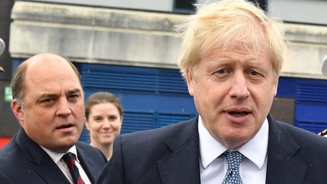 Boris Johnson (rechts) und der Mann, der ihm inmitten einer Spendengeld-Affäre beispringt: Verteidigungsminister Ben Wallace. Boris Johnson (rechts) und der Mann, der ihm inmitten einer Spendengeld-Affäre beispringt: Verteidigungsminister Ben Wallace.