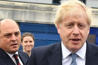 Boris Johnson (rechts) und der Mann, der ihm inmitten einer Spendengeld-Affäre beispringt: Verteidigungsminister Ben Wallace.