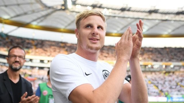 Abwehrchef Martin Hinteregger ist nach seinen Aussagen zu Fanvorkommnissen zum Gespräch mit der Eintracht-Clubführung gebeten worden. Abwehrchef Martin Hinteregger ist nach seinen Aussagen zu Fanvorkommnissen zum Gespräch mit der Eintracht-Clubführung gebeten worden.