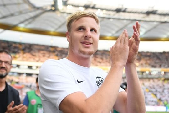 Abwehrchef Martin Hinteregger ist nach seinen Aussagen zu Fanvorkommnissen zum Gespräch mit der Eintracht-Clubführung gebeten worden.