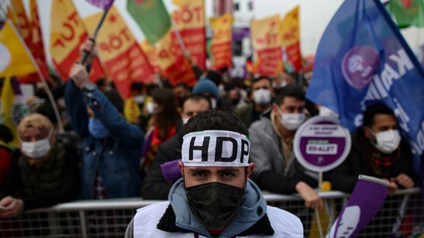 Unterstützer der prokurdische Oppositionspartei HDP während einer Protestveranstalgung im März diesen Jahres.