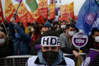 Unterstützer der prokurdische Oppositionspartei HDP während einer Protestveranstalgung im März diesen Jahres.