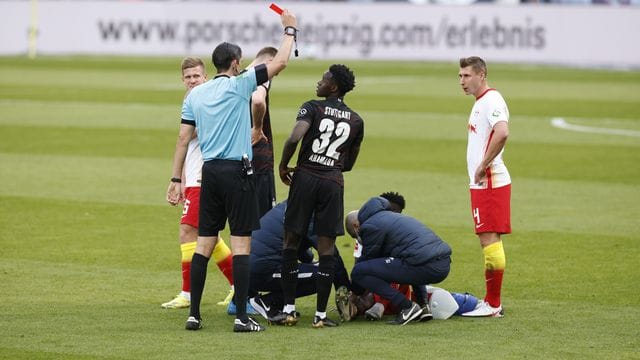 Stuttgarts Mittelfeldspieler Naouirou Ahamada (M/32) bekommt die rote Karte wegen rohen Spiels. Stuttgarts Mittelfeldspieler Naouirou Ahamada (M/32) bekommt die rote Karte wegen rohen Spiels.