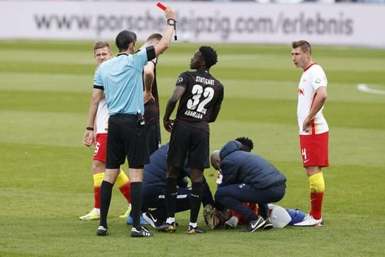 Stuttgarts Mittelfeldspieler Naouirou Ahamada (M/32) bekommt die rote Karte wegen rohen Spiels.
