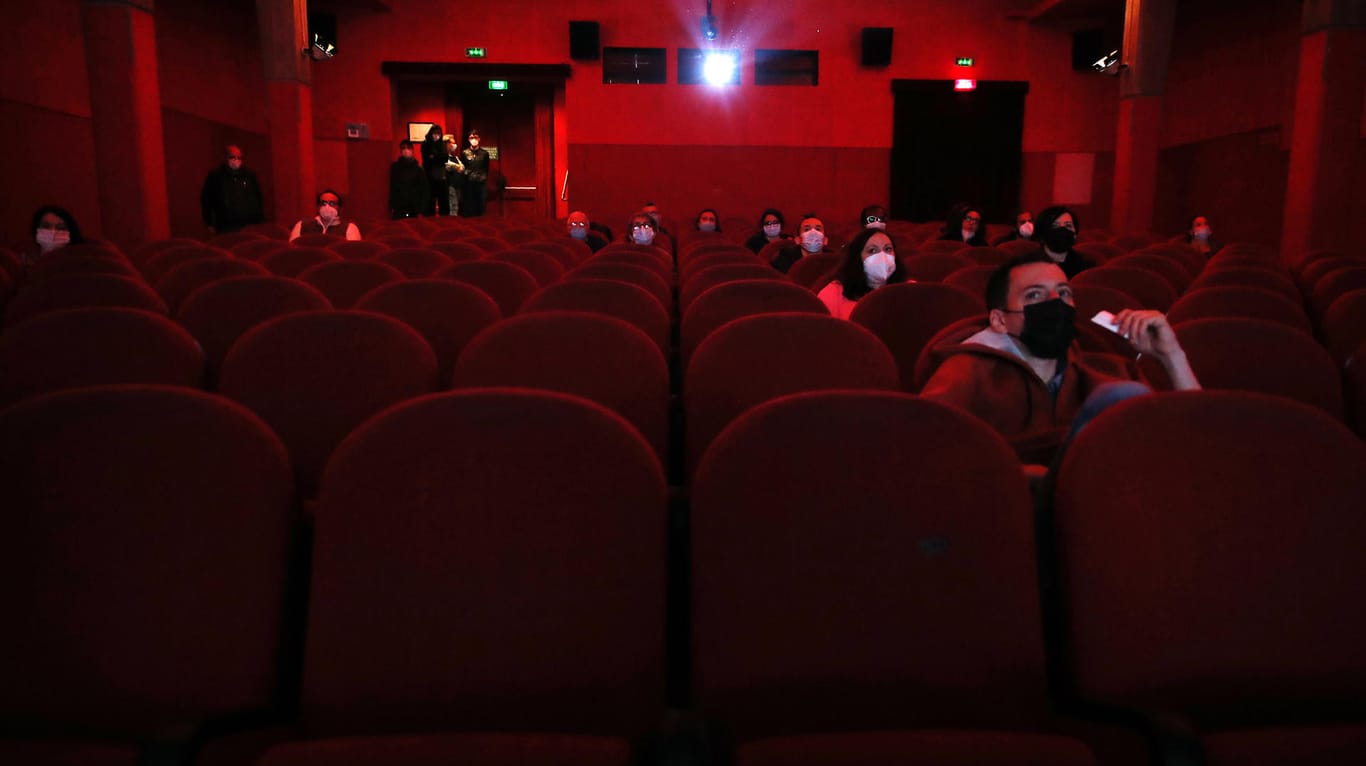 Mailand: Kinobesucher tragen einen Mund-Nasen-Schutz und sitzen voneinander entfernt, während sie im Beltrade-Kino einen Film schauen.