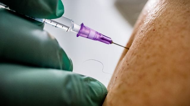 Ein Arzt verimpft eine Dosis des Biontech/Pfizer-Impfstoffs.