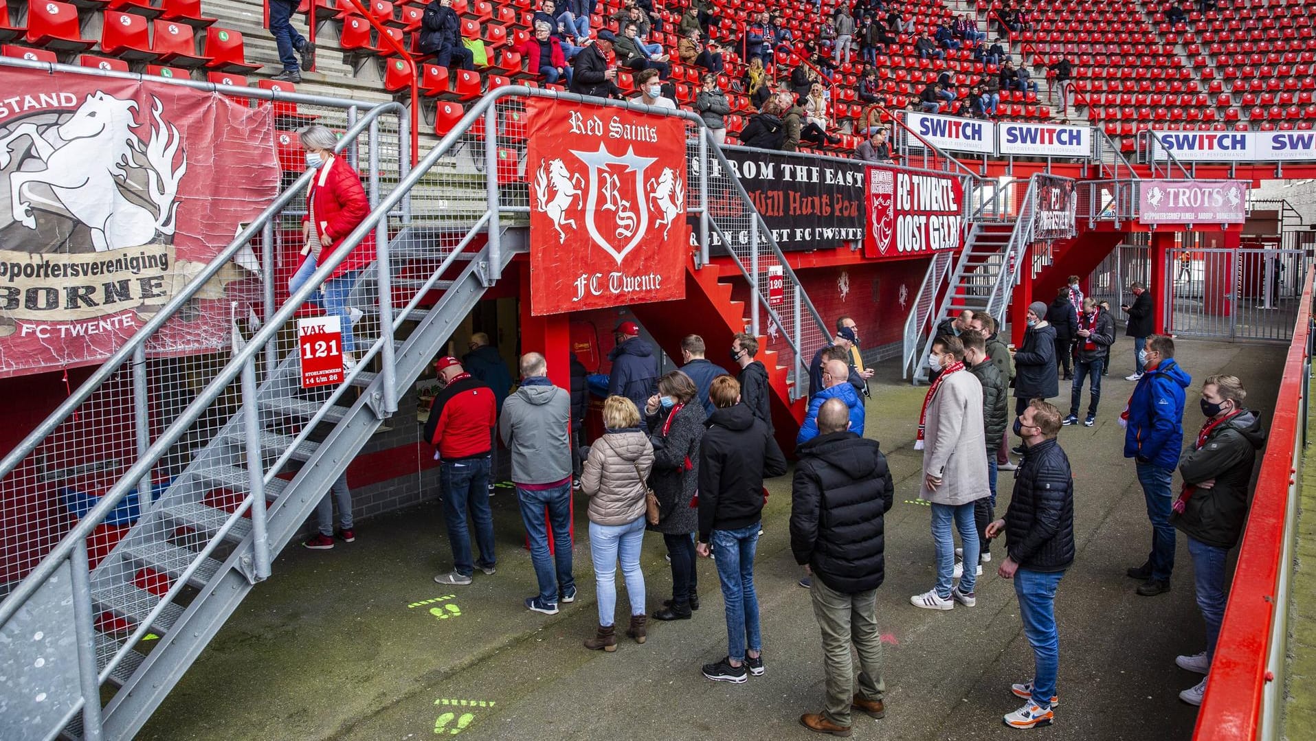 Enschede: 4.000 Fussballfans dürfen ein Spiel ihrer Mannschaft gegen den FC Utrecht verfolgen.