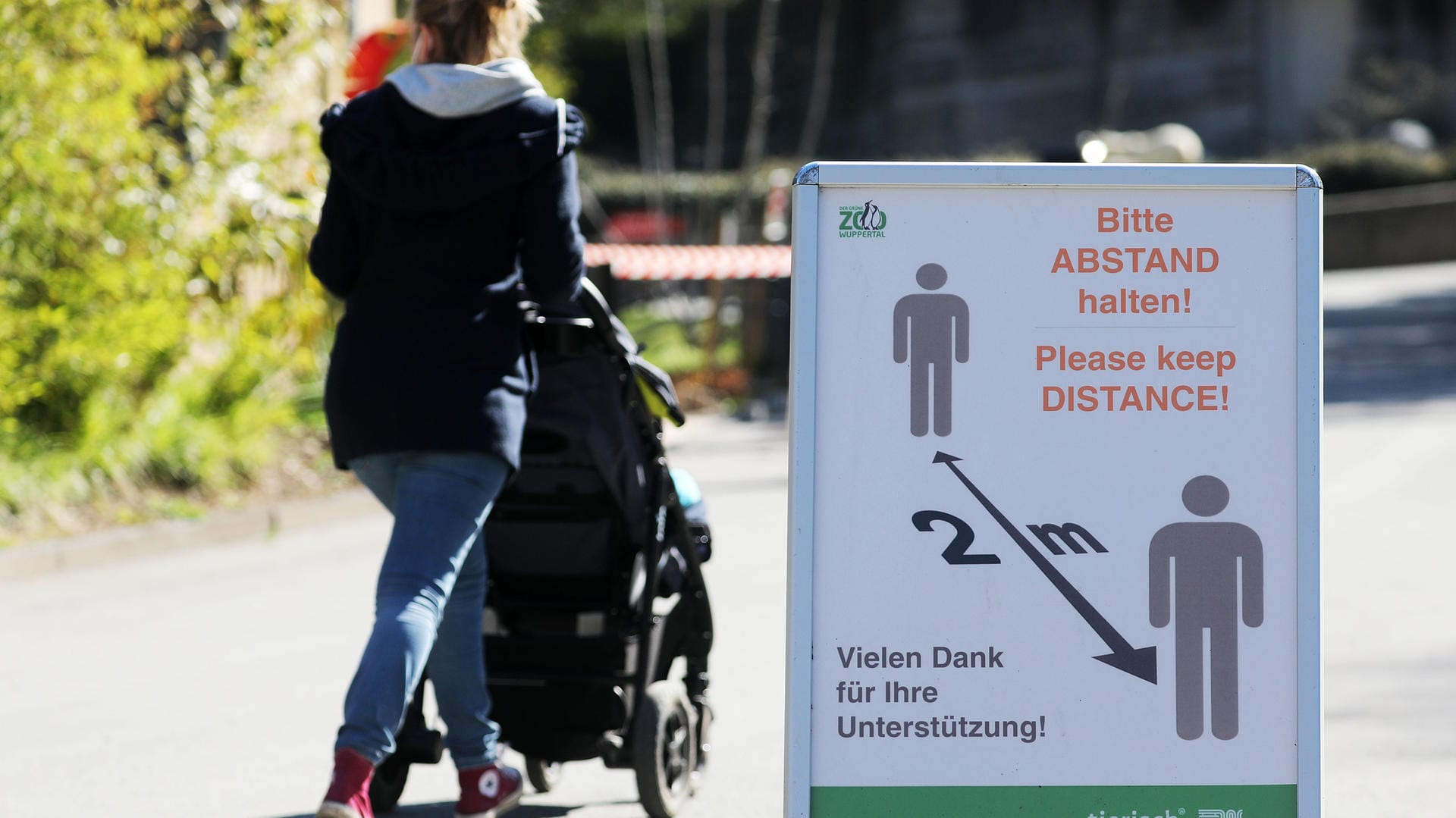 Ein Schild weist im Wuppertaler Zoo auf die Abstandsregeln hin. Die meisten Zoos in Nordrhein-Westfalen können nach Inkrafttreten der Bundesnotbremse Besucher empfangen.