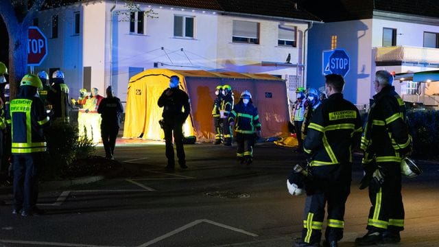 Feuerwehrkräfte stehen auf einer abgesperrten Straße vor einem aufgebauten Zelt: Spezialkräfte mussten wegen des radioaktiven Materials anrücken. Feuerwehrkräfte stehen auf einer abgesperrten Straße vor einem aufgebauten Zelt: Spezialkräfte mussten wegen des radioaktiven Materials anrücken.