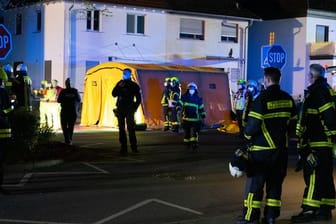 Feuerwehrkräfte stehen auf einer abgesperrten Straße vor einem aufgebauten Zelt: Spezialkräfte mussten wegen des radioaktiven Materials anrücken.