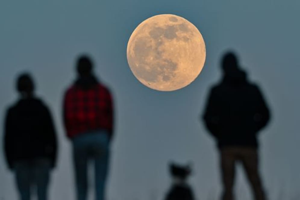 Beim sogenannten "Supermond" ist die Entfernung zwischen Mond und Erde geringer als sonst.