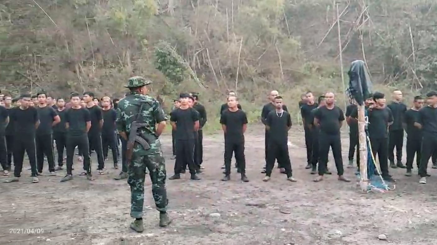 Ein Training der "Karen National Union" (KNU): Die Miliz hat einen Armeeposten im Osten Myanmars angegriffen.