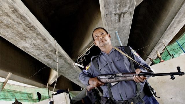 Ein Soldat aus Myanmar an der Grenze zu Thailand. Ein Soldat aus Myanmar an der Grenze zu Thailand.