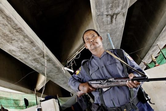 Ein Soldat aus Myanmar an der Grenze zu Thailand.