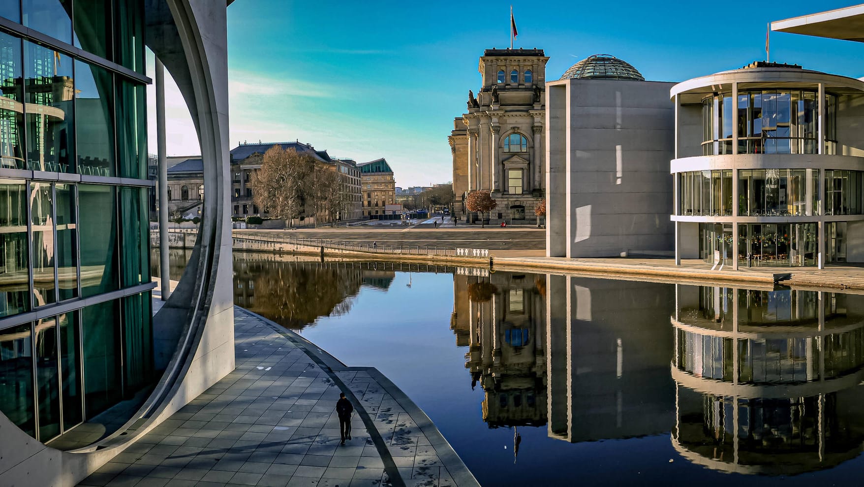 Das Regierungsviertel in Berlin: Bei einer Liveschalte wurde dort ein Fernsehteam von mehreren Männern bedrängt.