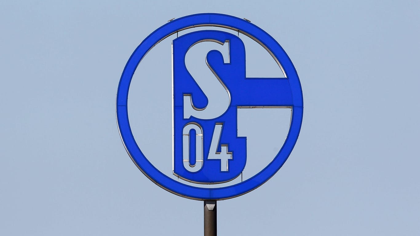 Das Schalker Logo am Vereinsgelände: Der Klub hat erneut mehrere Corona-Fälle.