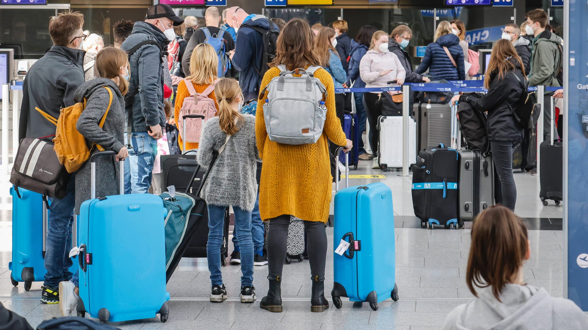 Passagiere am Flughafen Düsseldorf: Bei der Einreise aus dem Ausland könnte schon bald die Quarantänepflicht in den meisten Fällen wegfallen. Passagiere am Flughafen Düsseldorf: Bei der Einreise aus dem Ausland könnte schon bald die Quarantänepflicht in den meisten Fällen wegfallen.
