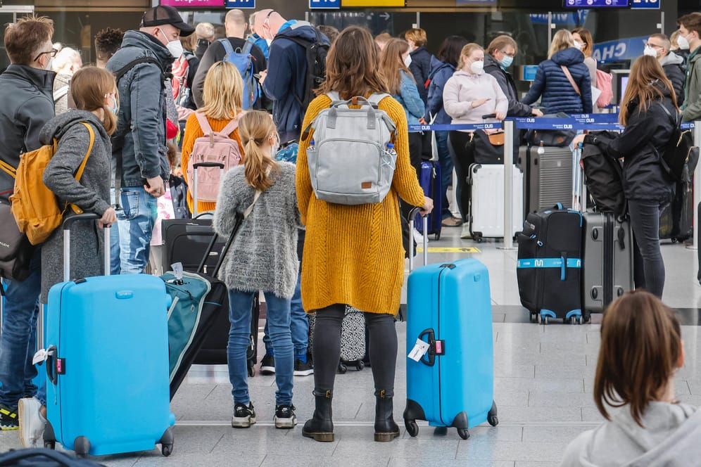Passagiere am Flughafen Düsseldorf: Bei der Einreise aus dem Ausland könnte schon bald die Quarantänepflicht in den meisten Fällen wegfallen.