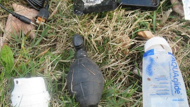 Die vermeintliche Handgranate: Sogar ein Sprengkommando rückte an, fand aber nur ein Sex-Spielzeug. Die vermeintliche Handgranate: Sogar ein Sprengkommando rückte an, fand aber nur ein Sex-Spielzeug.