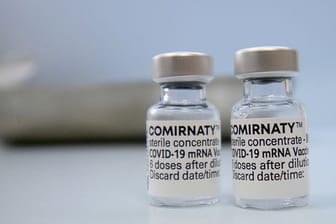 Fläschchen mit dem Biontech-Impfstoff Comirnaty in einer Hausarztpraxis.