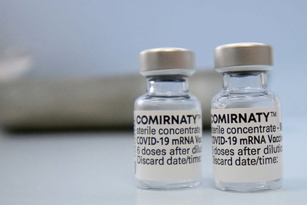 Fläschchen mit dem Biontech-Impfstoff Comirnaty in einer Hausarztpraxis.
