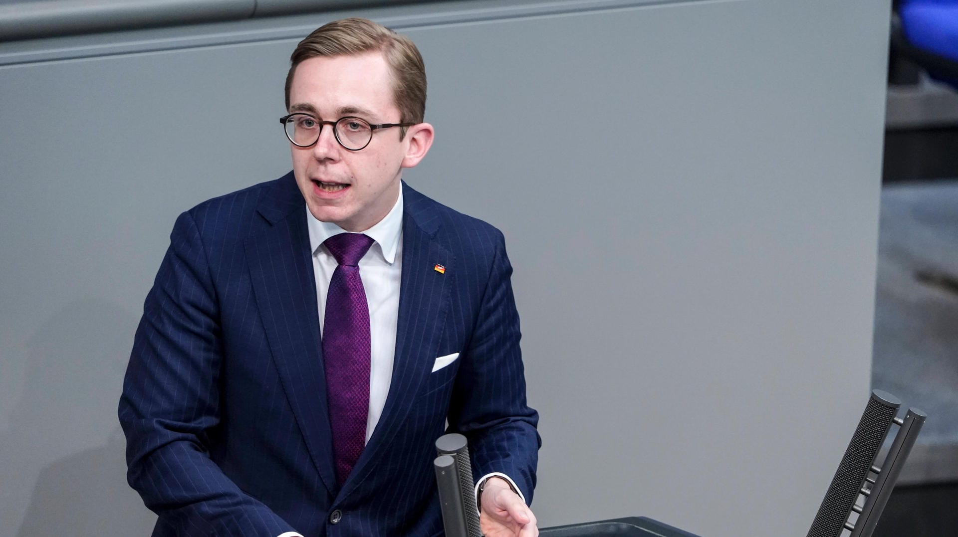 Philipp Amthor bei einer Rede im deutschen Bundestag: Der CDU-Politiker musste wegen seiner ehemaligen Verbindungen zum Start-up Augustus Intelligence heftige Kritik einstecken.