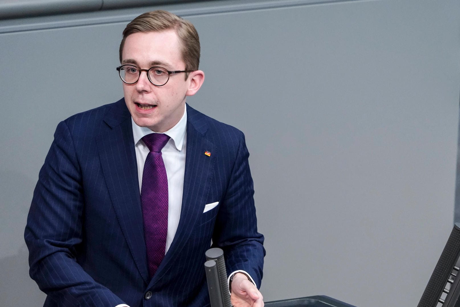 Philipp Amthor bei einer Rede im deutschen Bundestag: Der CDU-Politiker musste wegen seiner ehemaligen Verbindungen zum Start-up Augustus Intelligence heftige Kritik einstecken.