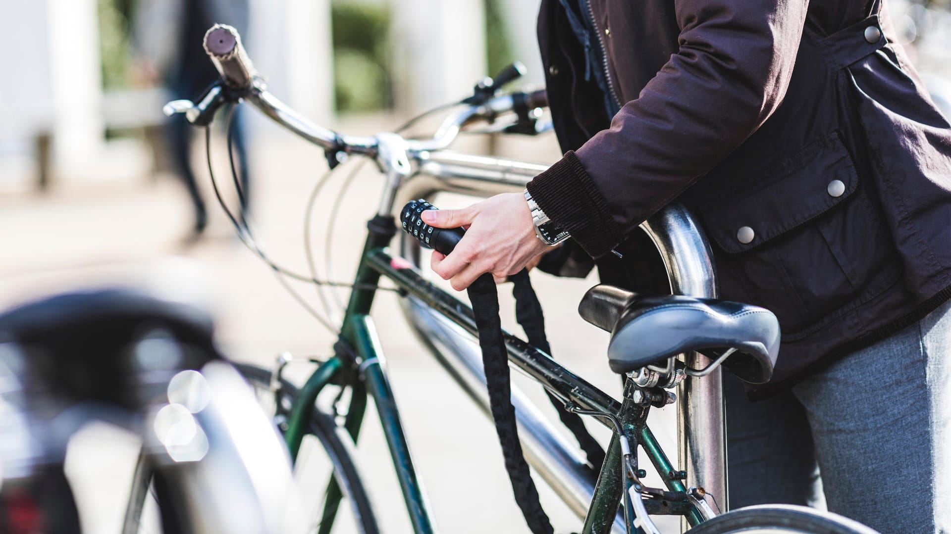 Das Fahrrad sicher anschließen: Die Stiftung Warentest hat aktuelle Fahrradschlösser getestet.