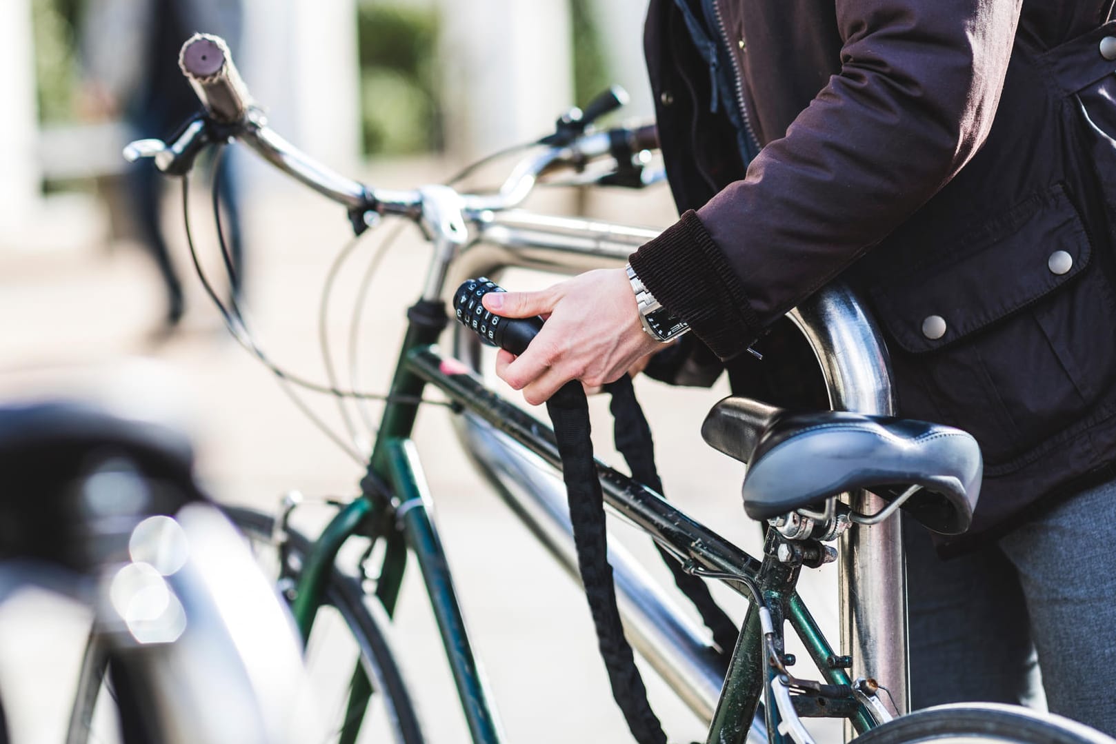 Das Fahrrad sicher anschließen: Die Stiftung Warentest hat aktuelle Fahrradschlösser getestet.