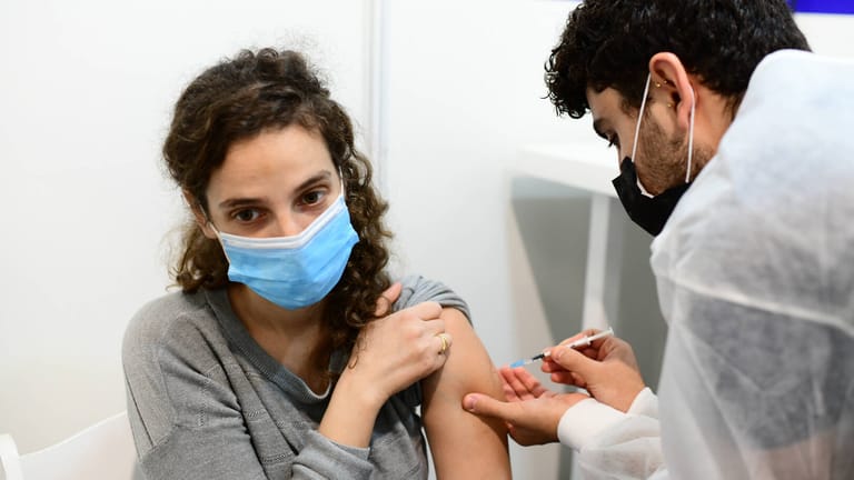 Corona-Impfung in Tel-Aviv: In Israel haben bereits fünf der neun Millionen Einwohner eine Zweitimpfung erhalten.