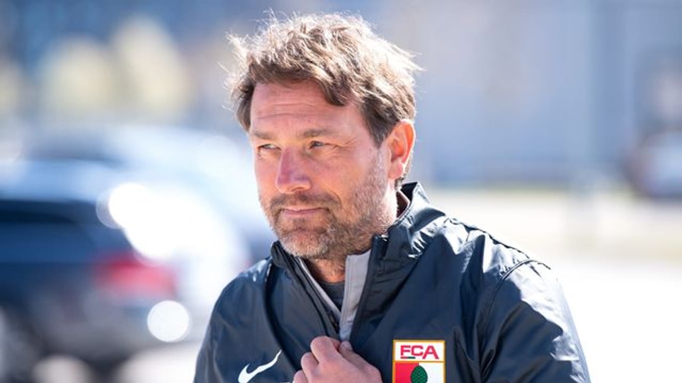 Spürt beim FC Augsburg "den Nach-Hause-Kommer-Effekt": Trainer Markus Weinzierl kommt zum Training.