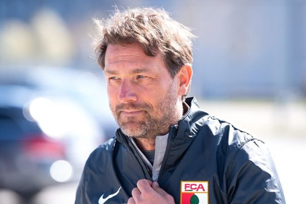 Spürt beim FC Augsburg "den Nach-Hause-Kommer-Effekt": Trainer Markus Weinzierl kommt zum Training.
