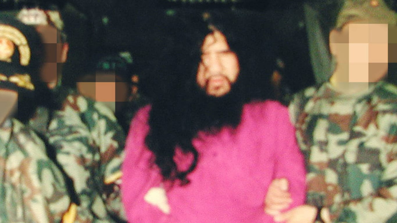 Im Mai 1995 nahmen japanische Sicherheitskräfte den Sektenführer fest: Noch heute sind Songs des Massenmörders bei YouTube zu finden.