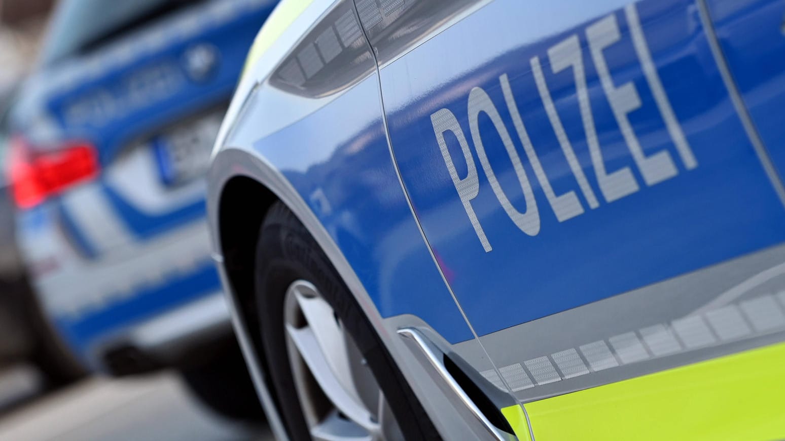 Zwei Streifenwagen der Polizei: Ein Beamter wurde von zwei Männern bei Protesten gegen Corona-Maßnahmen in Sachsen zu Boden gerissen und anschließend getreten(Archivfoto). Zwei Streifenwagen der Polizei: Ein Beamter wurde von zwei Männern bei Protesten gegen Corona-Maßnahmen in Sachsen zu Boden gerissen und anschließend getreten(Archivfoto).