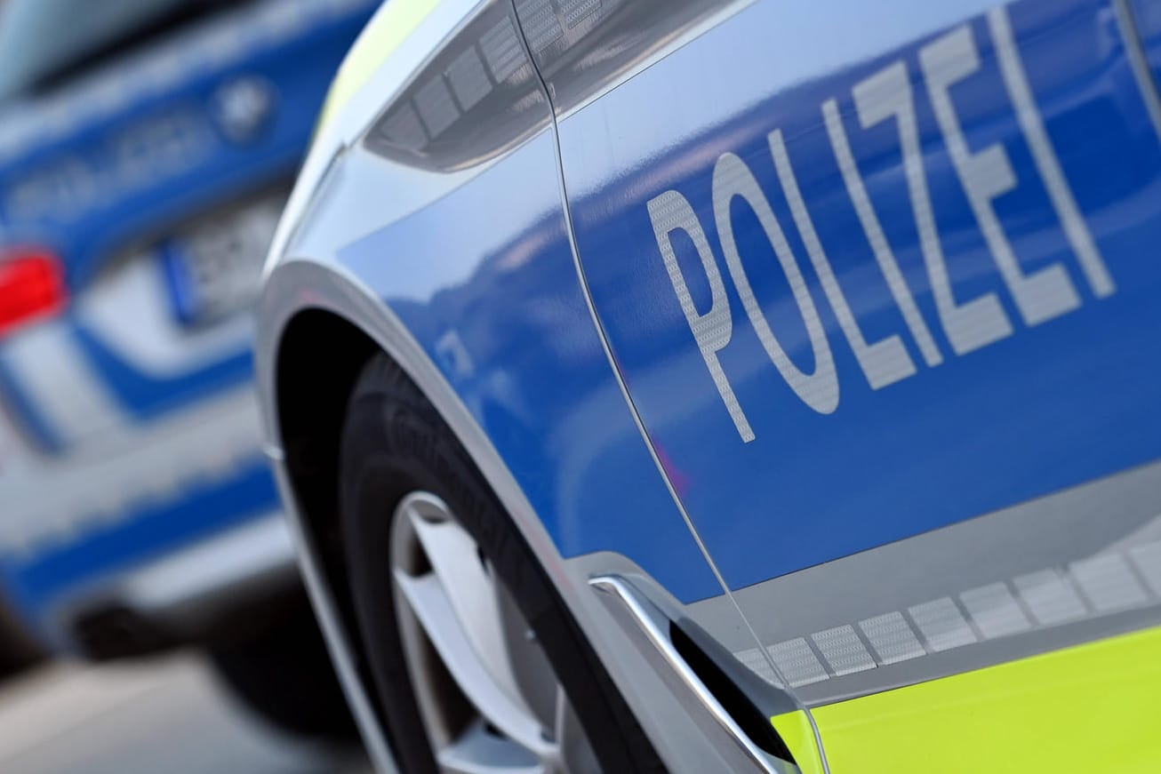 Zwei Streifenwagen der Polizei: Ein Beamter wurde von zwei Männern bei Protesten gegen Corona-Maßnahmen in Sachsen zu Boden gerissen und anschließend getreten(Archivfoto).