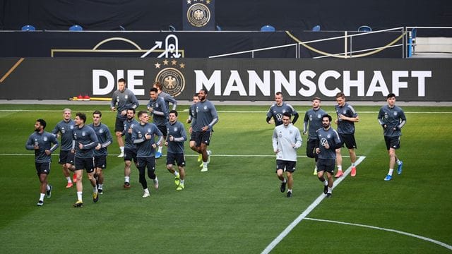 Bundestrainer Löw kann wahrscheinlich 26 Spieler mit zur Fußball-EM nehmen: Die Mannschaft beim Training. Bundestrainer Löw kann wahrscheinlich 26 Spieler mit zur Fußball-EM nehmen: Die Mannschaft beim Training.
