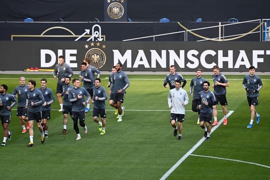 Bundestrainer Löw kann wahrscheinlich 26 Spieler mit zur Fußball-EM nehmen: Die Mannschaft beim Training.