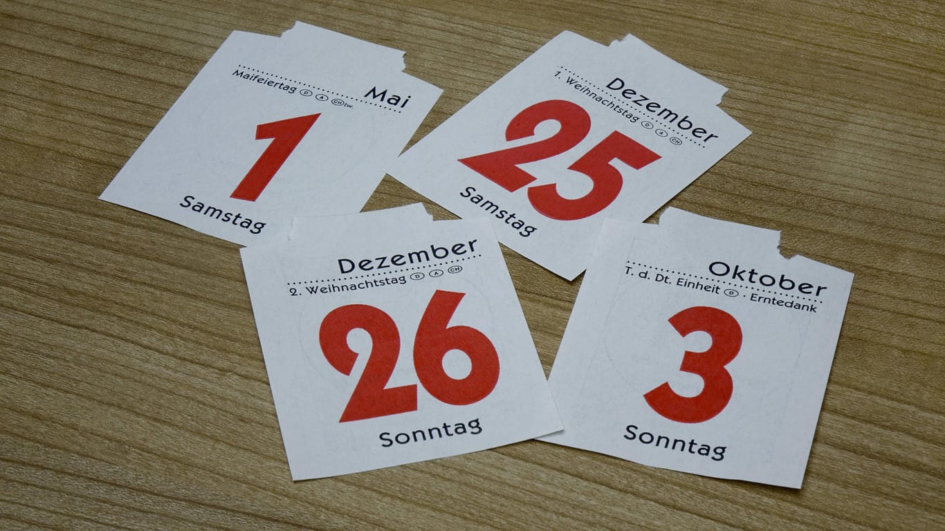 Kalenderblätter: 2021 fallen neben dem Tag der Arbeit (1. Mai), auch der Tag der Deutschen Einheit (3. Oktober) sowie die Weihnachtstage (25./26. Dezember) auf einen Samstag oder Sonntag.