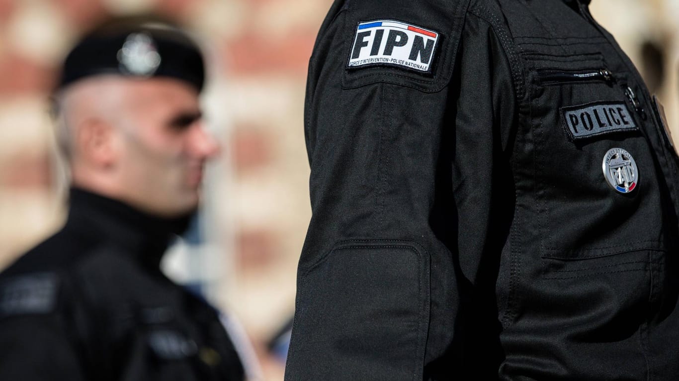 Zwei französische Polizeibeamte: In Frankreich und Dänemark konnten die Sicherheitsbehörden 13 mutmaßliche Islamisten festnehmen (Symbolfoto).