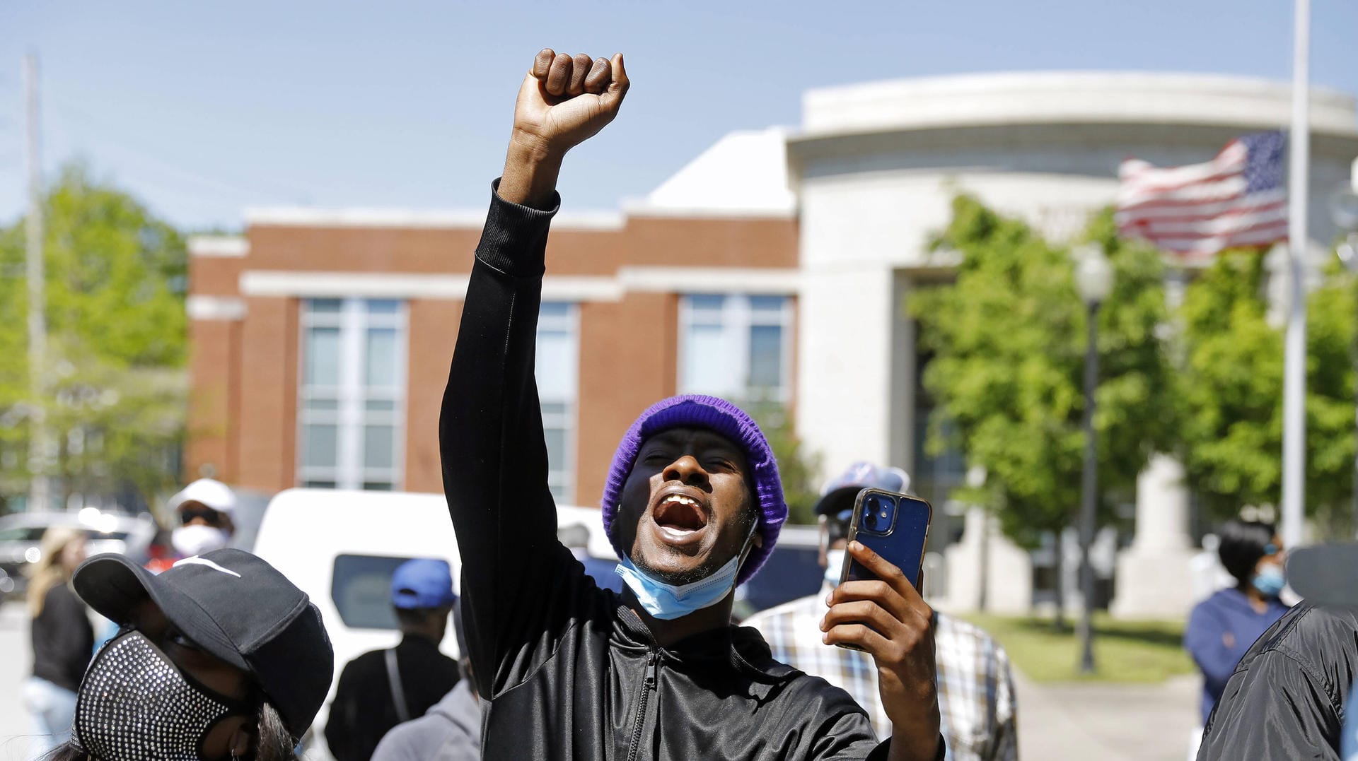 Elizabeth City im US-Bundesstaat North Carolina: Nach dem Tod von Andrew Brown Junior protestieren Menschen vor einem Regierungsgebäude.