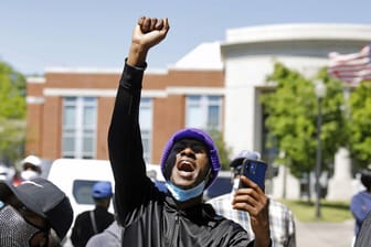 Elizabeth City im US-Bundesstaat North Carolina: Nach dem Tod von Andrew Brown Junior protestieren Menschen vor einem Regierungsgebäude.